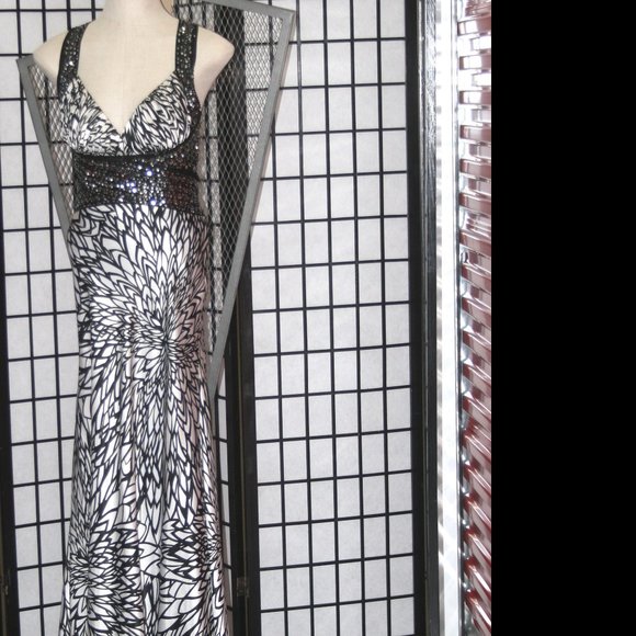 Backless Gown with Sequins details - Picture 2 of 6